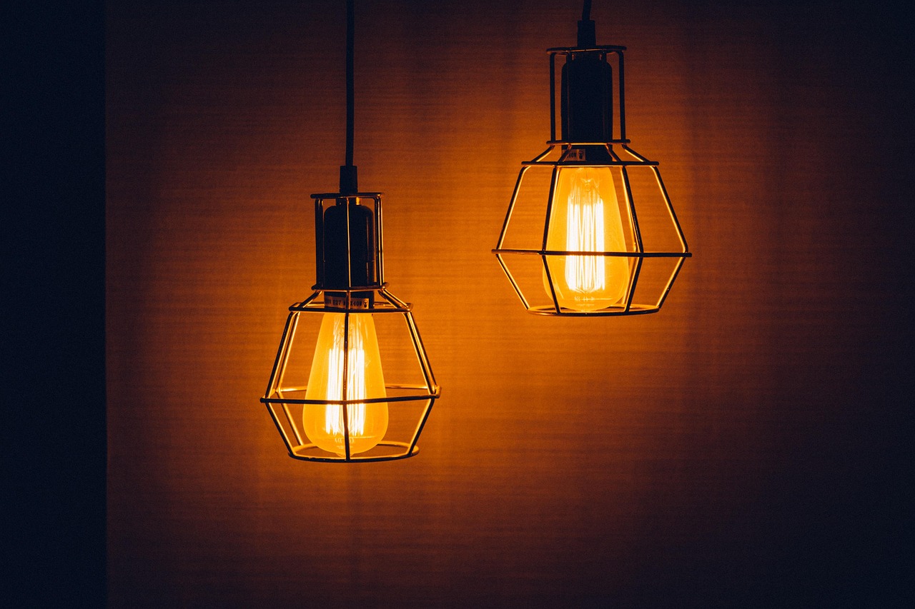 découvrez tout sur l'électricité : principes, utilisation, production et conseils pour économiser de l'énergie dans votre quotidien.
