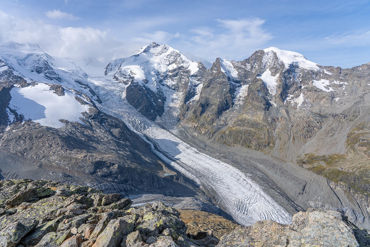 découvrez les glaciers, ces immenses masses de glace qui façonnent les paysages, influencent le climat et fascinent par leur beauté naturelle et leur importance écologique.