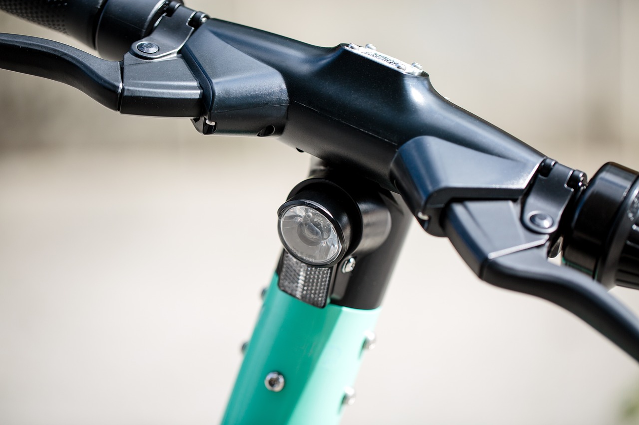 découvrez notre sélection de trottinettes électriques performantes et écologiques, idéales pour vos déplacements urbains rapides et pratiques.