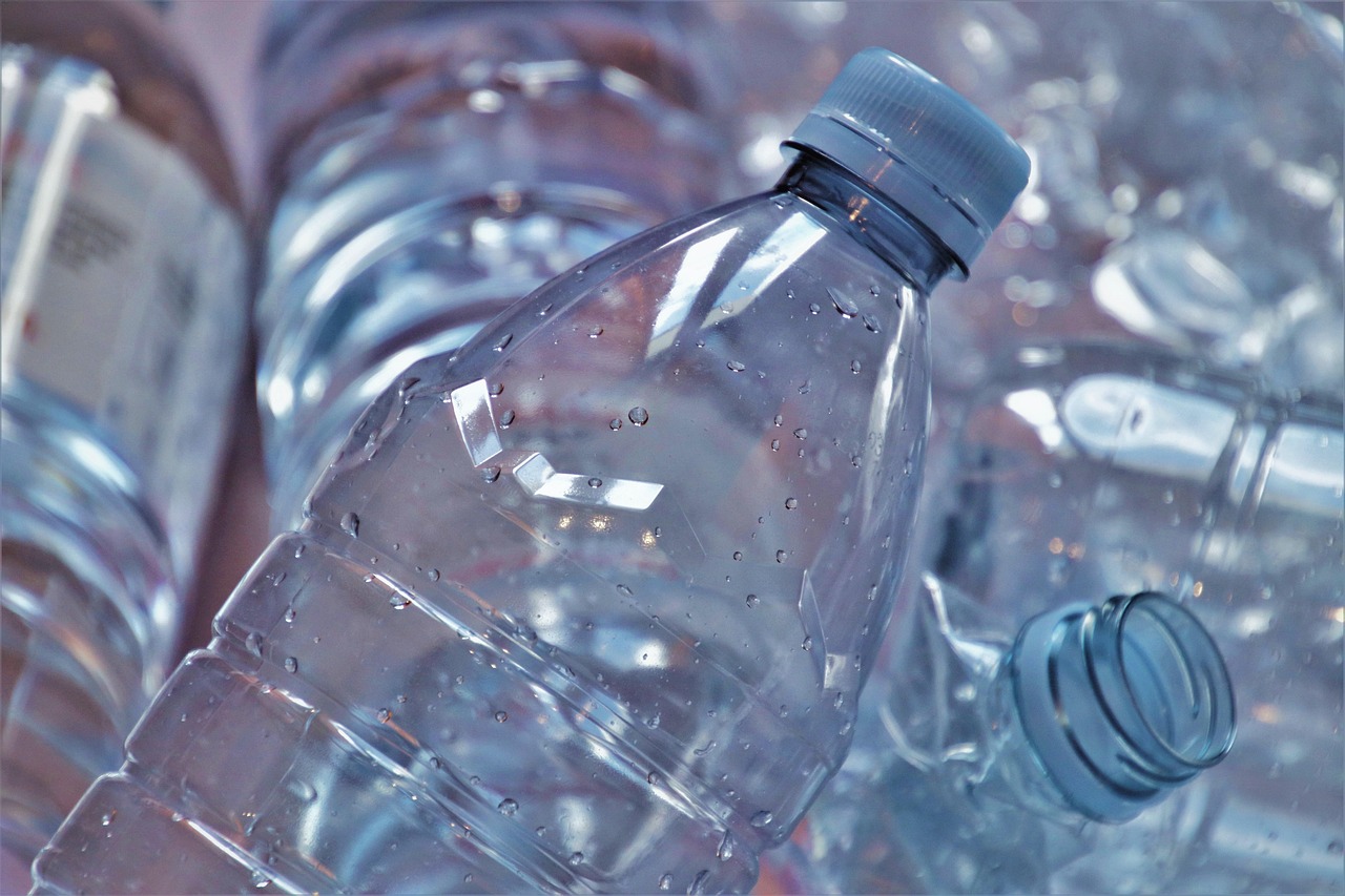 Volvic adopte le plastique 100 % recyclé après 9 ans d’efforts et diminue son empreinte carbone de 60 %