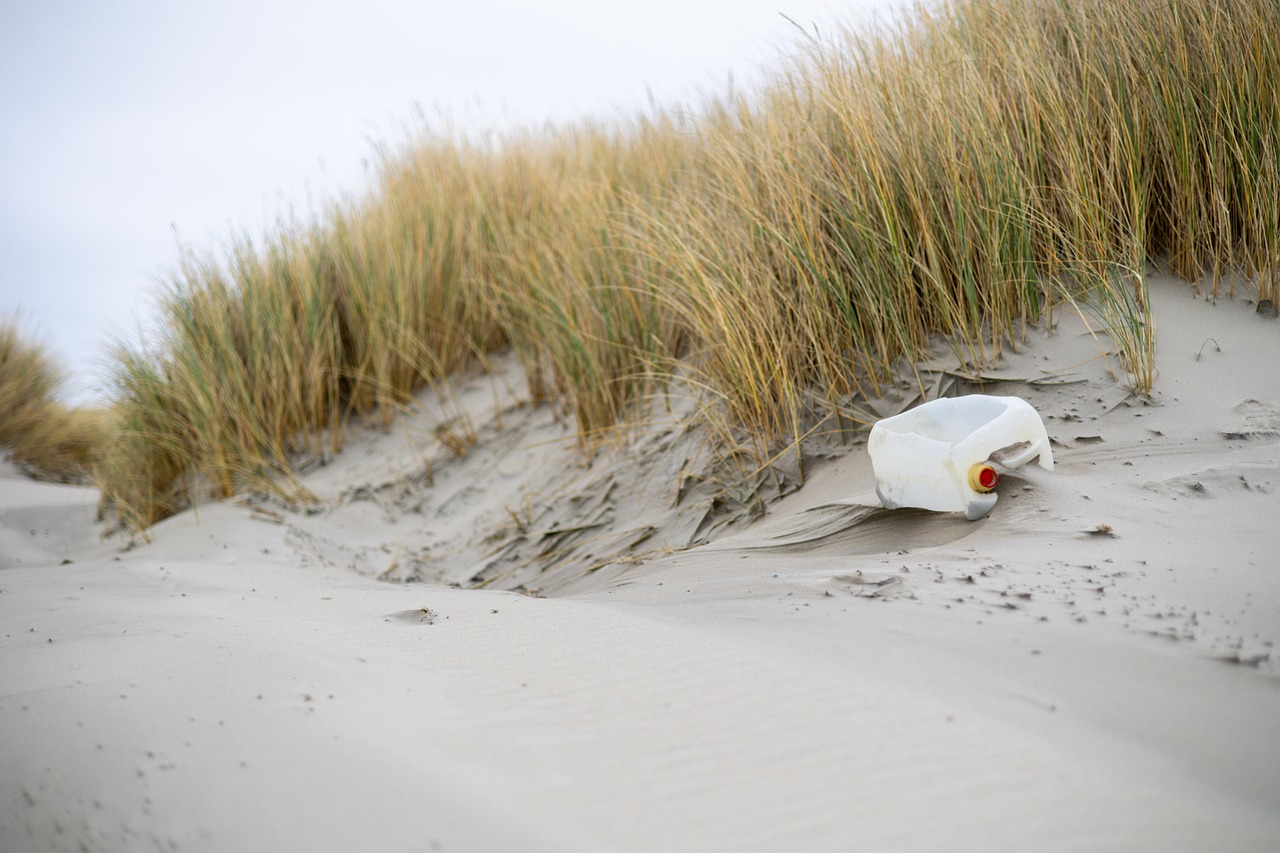 La pollution plastique s’infiltre dans l’air : des micro-particules invisibles envahissent l’atmosphère au-delà des océans
