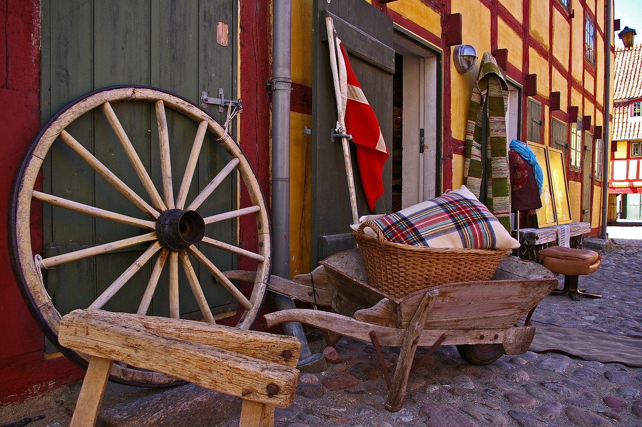 Adieu volets roulants électriques : le retour inattendu du système en bois traditionnel sur toutes les façades